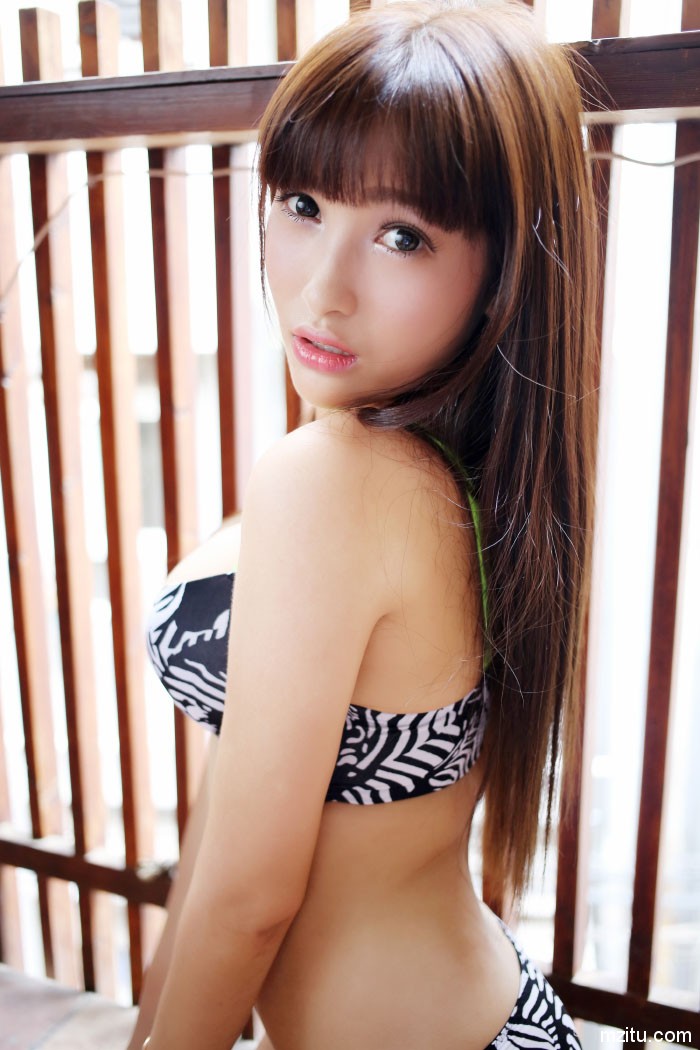 我见犹怜,气质美女Nic妮可可比基尼爆乳写真