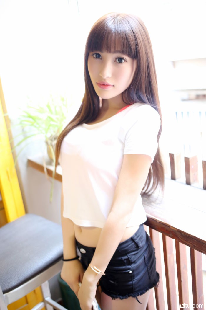 我见犹怜,气质美女Nic妮可可比基尼爆乳写真