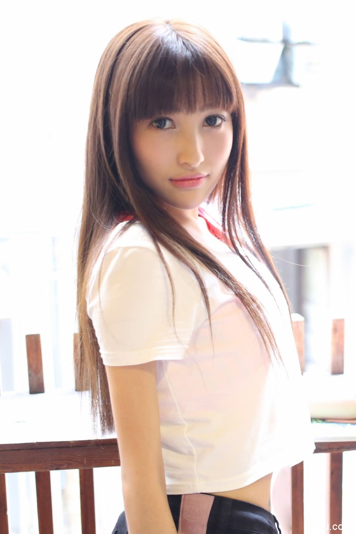 我见犹怜,气质美女Nic妮可可比基尼爆乳写真