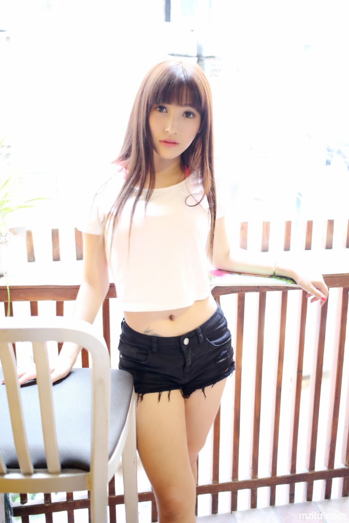 我见犹怜,气质美女Nic妮可可比基尼爆乳写真