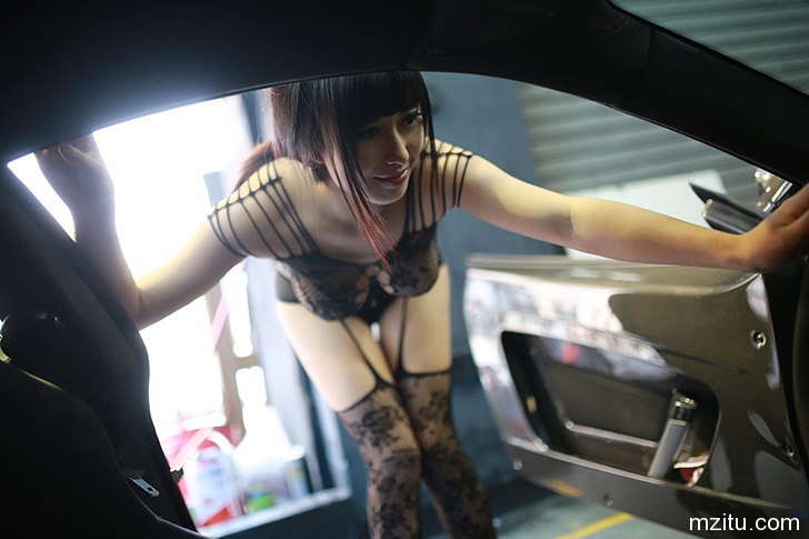 性感美女黄可香车诱惑写真