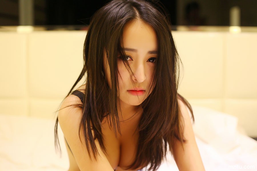 屁股沟儿比乳沟还诱人 清纯妹子煊煊内衣写真美图