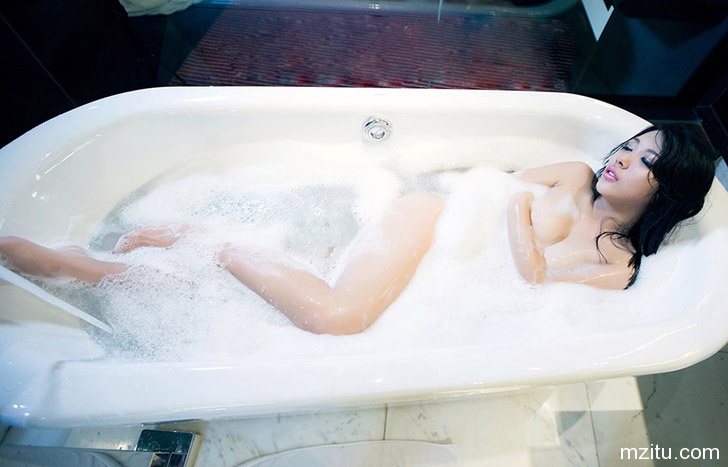 性感美女洗泡泡浴诱惑无限