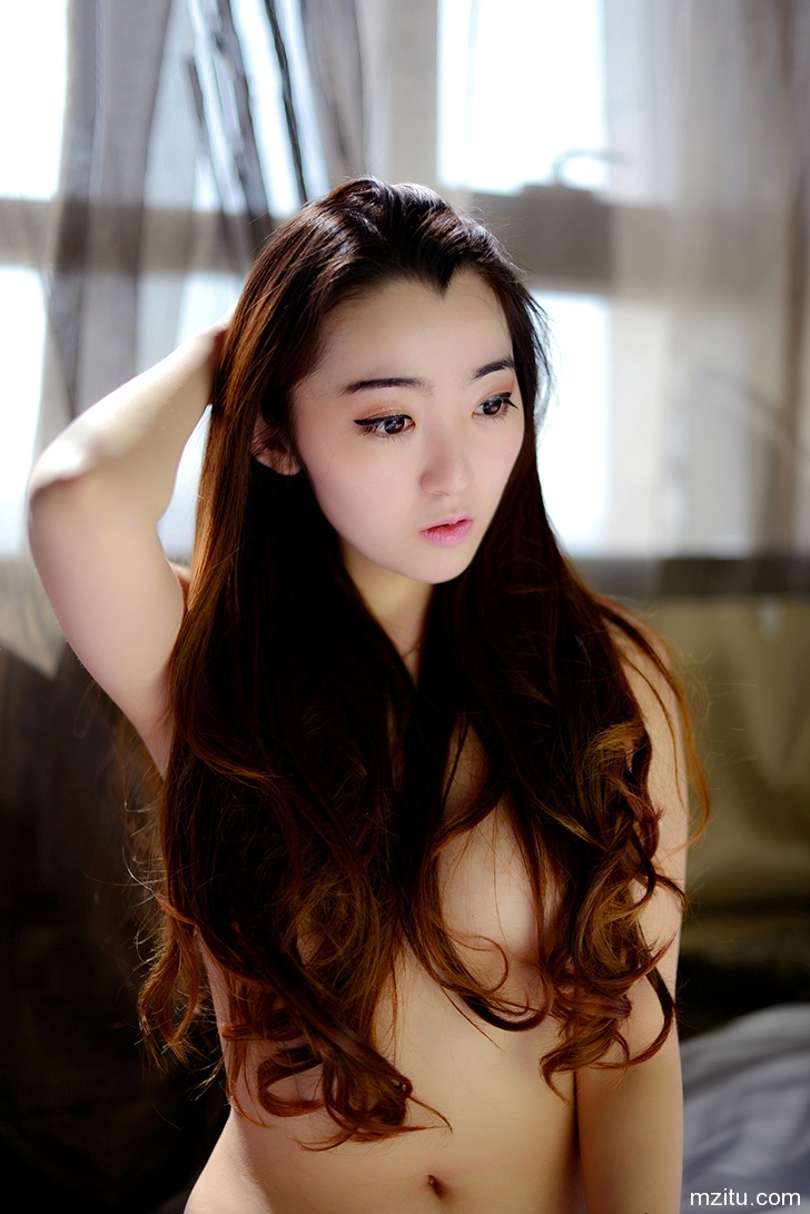 嫩模紫萱欲遮还露的诱惑