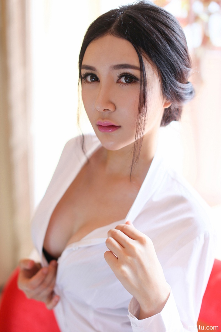 极品空姐顾欣怡美胸诱惑写真