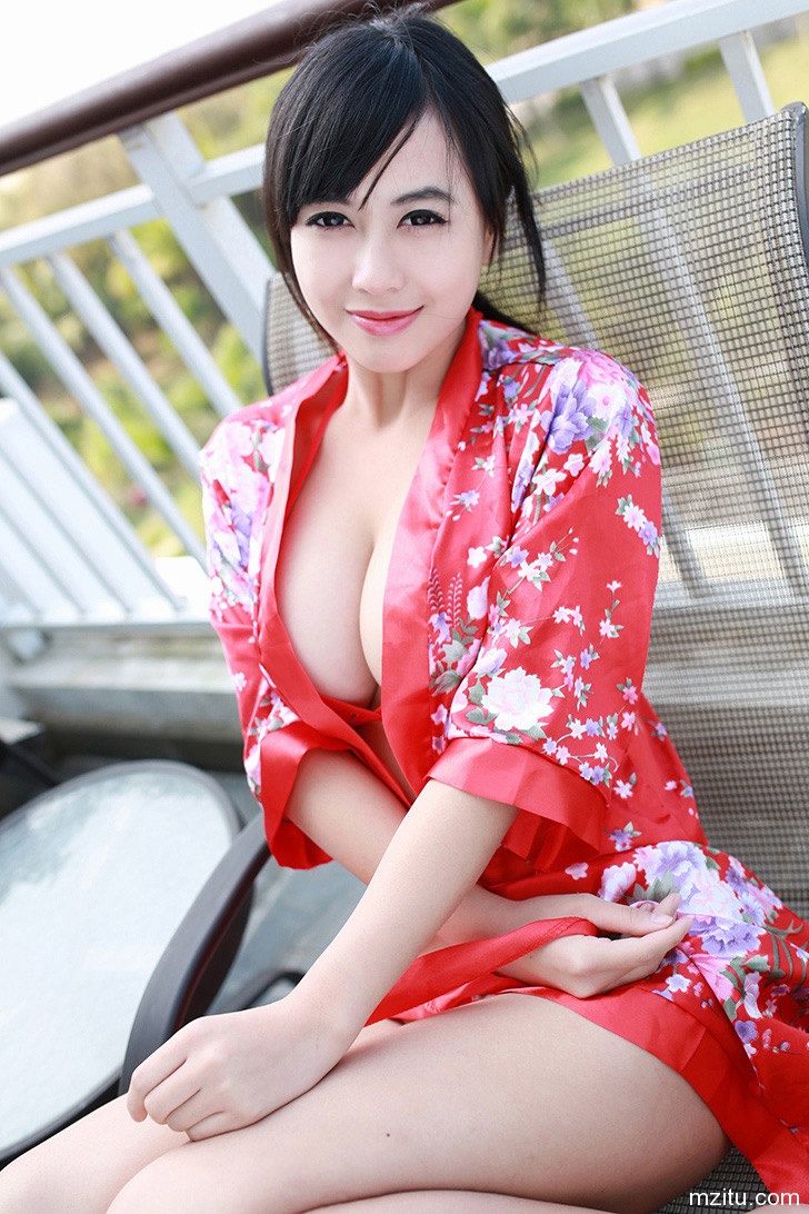 红色浴袍 黄可让你欲罢不能