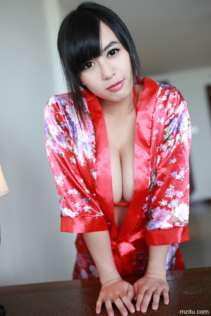 红色浴袍 黄可让你欲罢不能