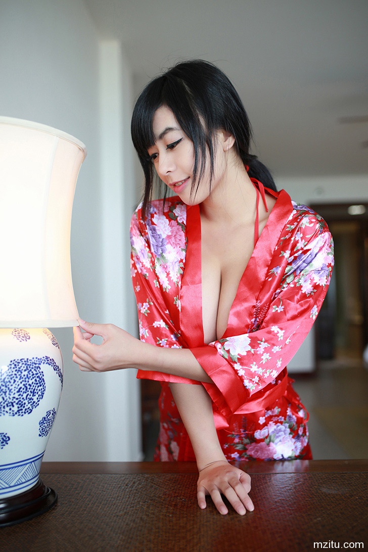 红色浴袍 黄可让你欲罢不能