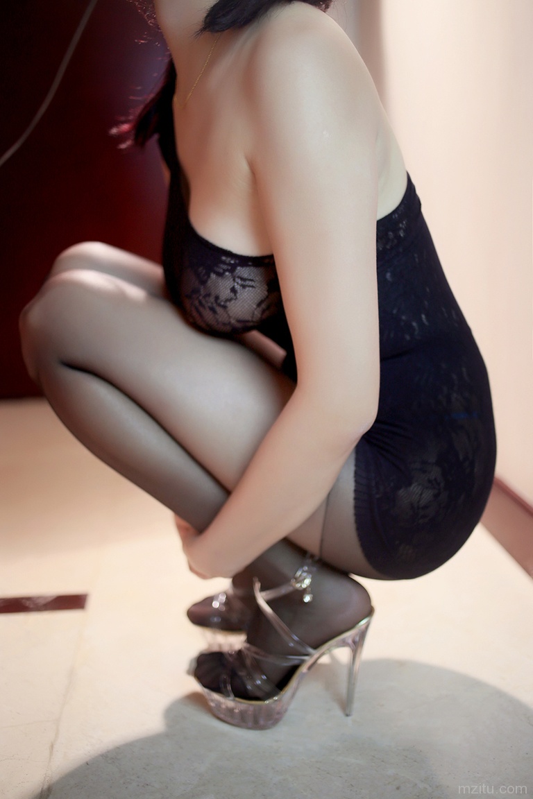 黑丝控美乳尤物半露酥胸