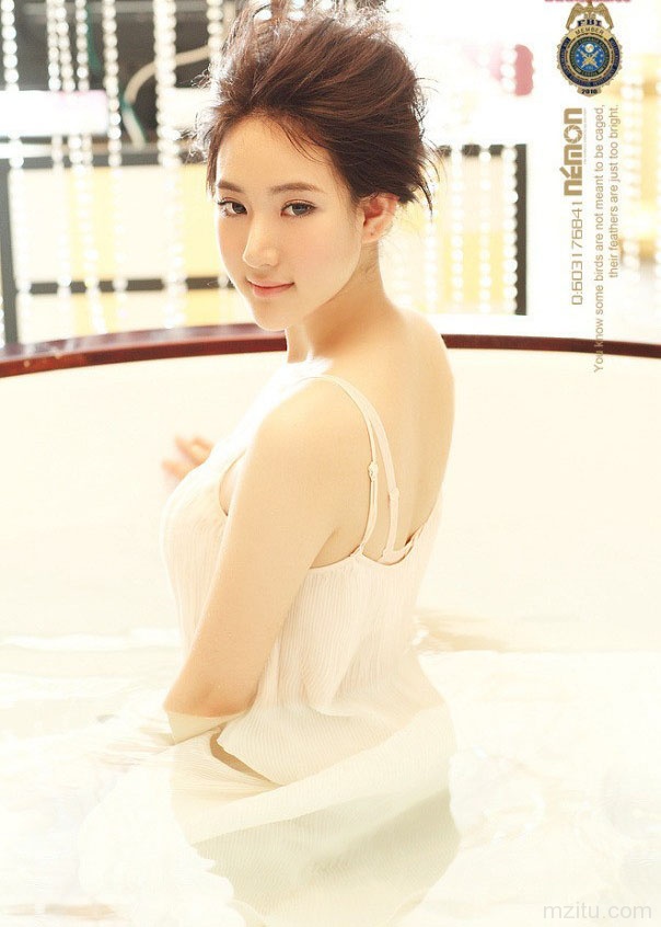 身材和脸蛋都堪称极品的性感妹子