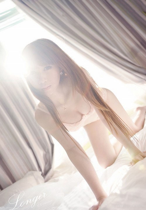 身材和脸蛋都堪称极品的性感妹子