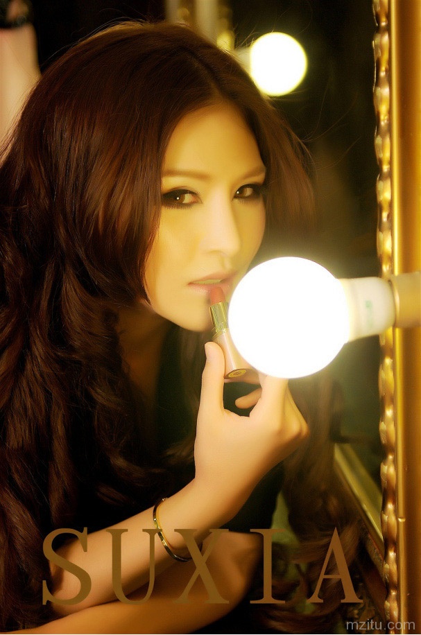 迷人灯光下的苏夏妞妞