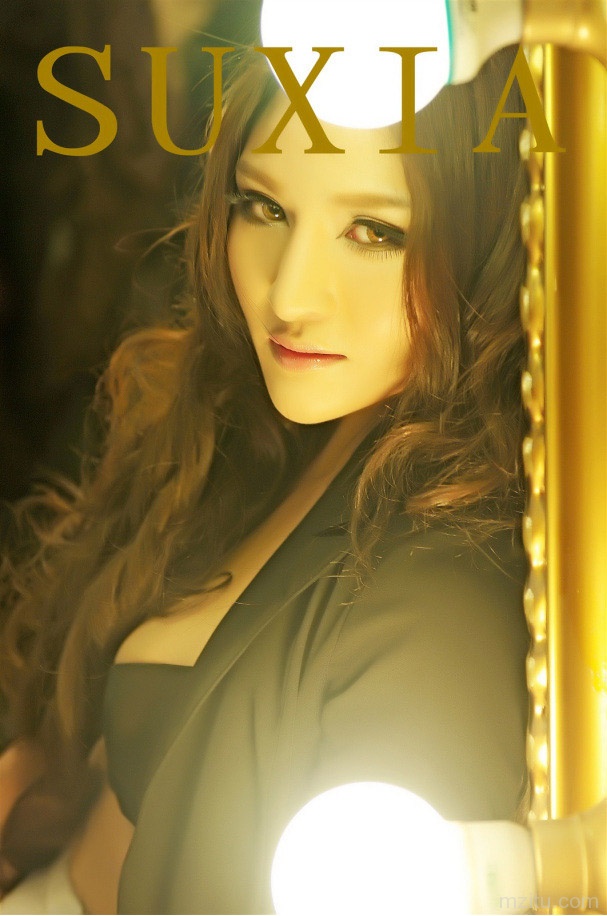 迷人灯光下的苏夏妞妞