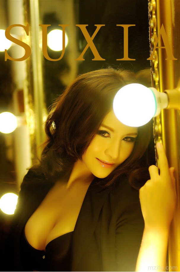 迷人灯光下的苏夏妞妞