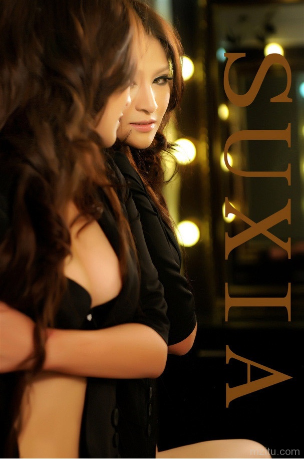 迷人灯光下的苏夏妞妞