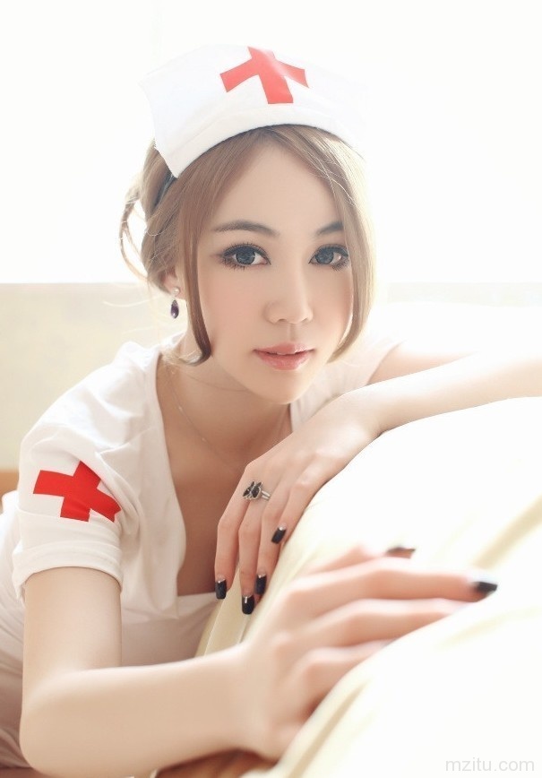 国产嫩模侯诗辰护士诱惑