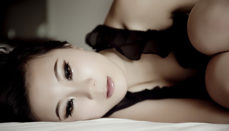 美少女白嫩如花般迷人