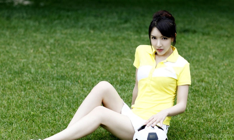 美少女白嫩如花般迷人