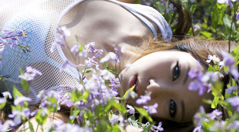 美少女白嫩如花般迷人