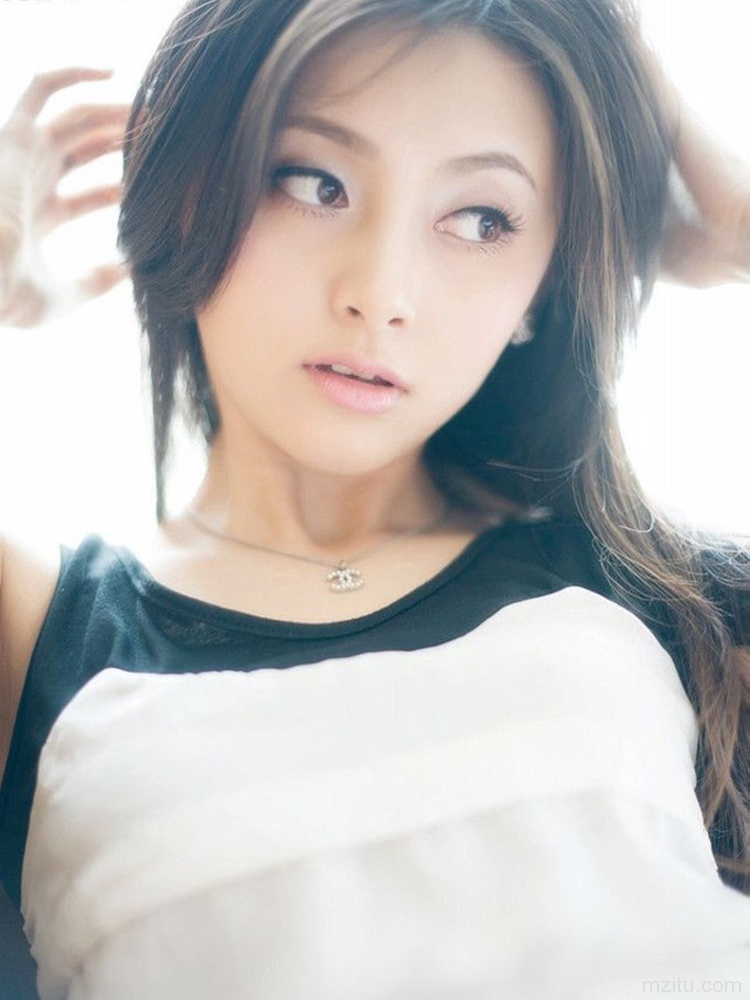 可爱嫩白美女小颖冷艳私房