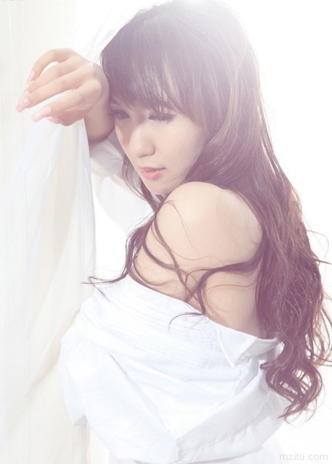 可爱嫩白美女小颖冷艳私房