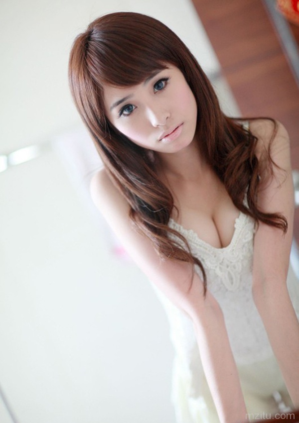 可爱嫩白美女小颖冷艳私房