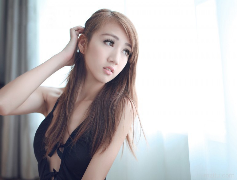 完美身材的性感美女牙牙曼妙曲线