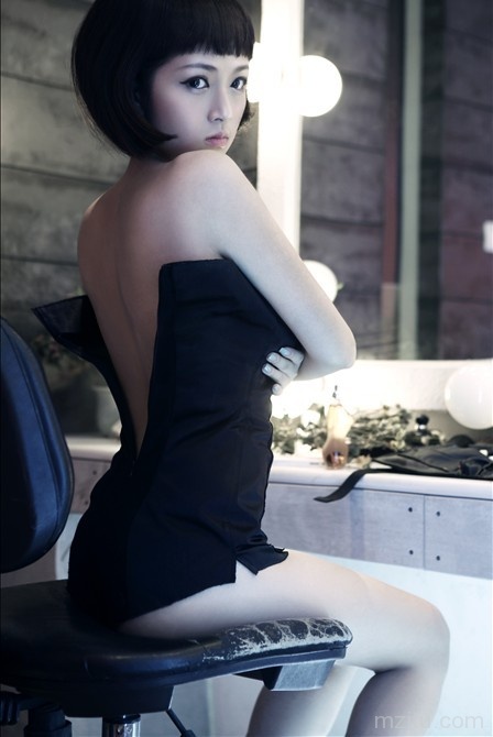 90后性感尤物童颜巨乳如洋娃娃