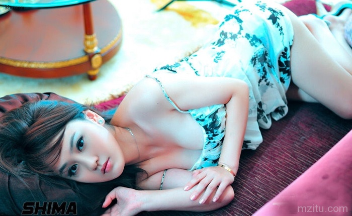 在校就出来代言的靓妹