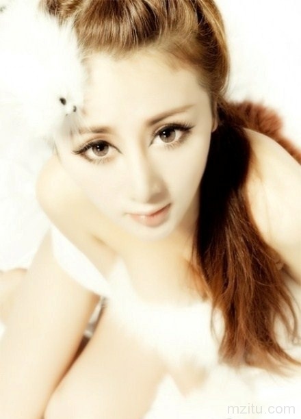 柔和色调下的美人