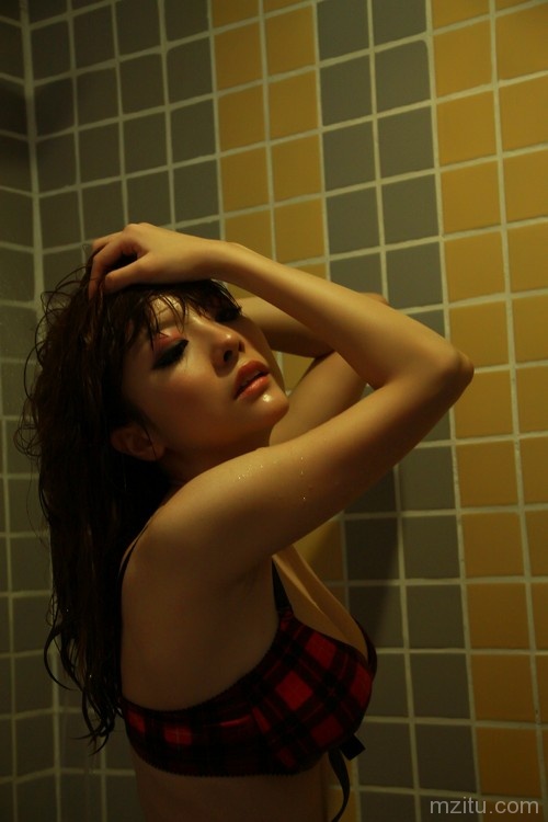 居家少妇在家寂寞拍写真