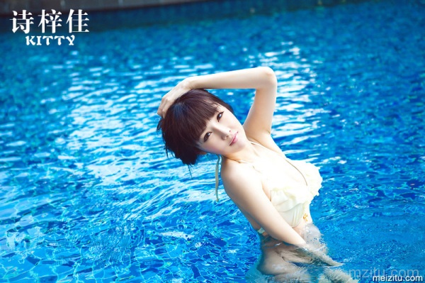 诗梓佳巨乳比基尼泳池写真