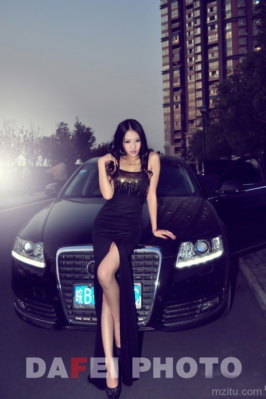 顶级车模车厢show性感身材