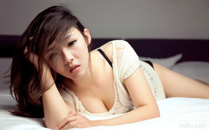 美颜性感美女等得很焦虑