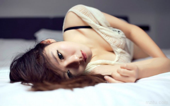 美颜性感美女等得很焦虑