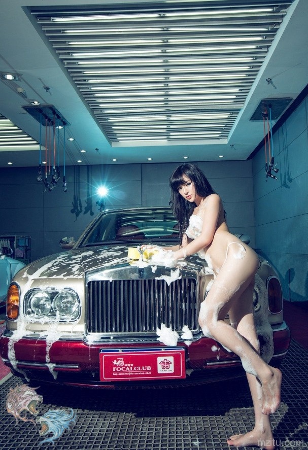 韩子萱裸身洗车