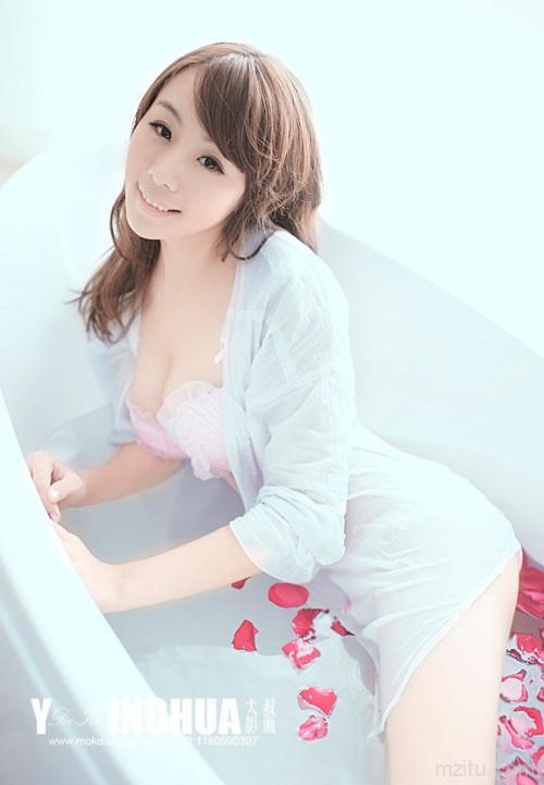 御姐美女的玫瑰浴写真