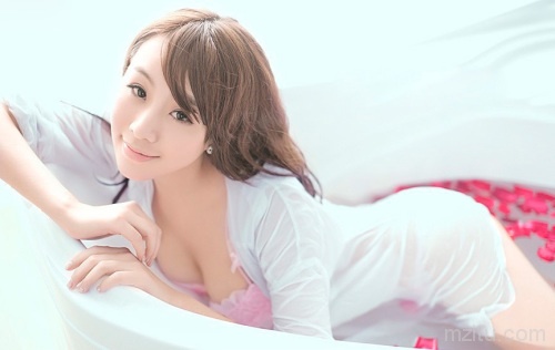 御姐美女的玫瑰浴写真