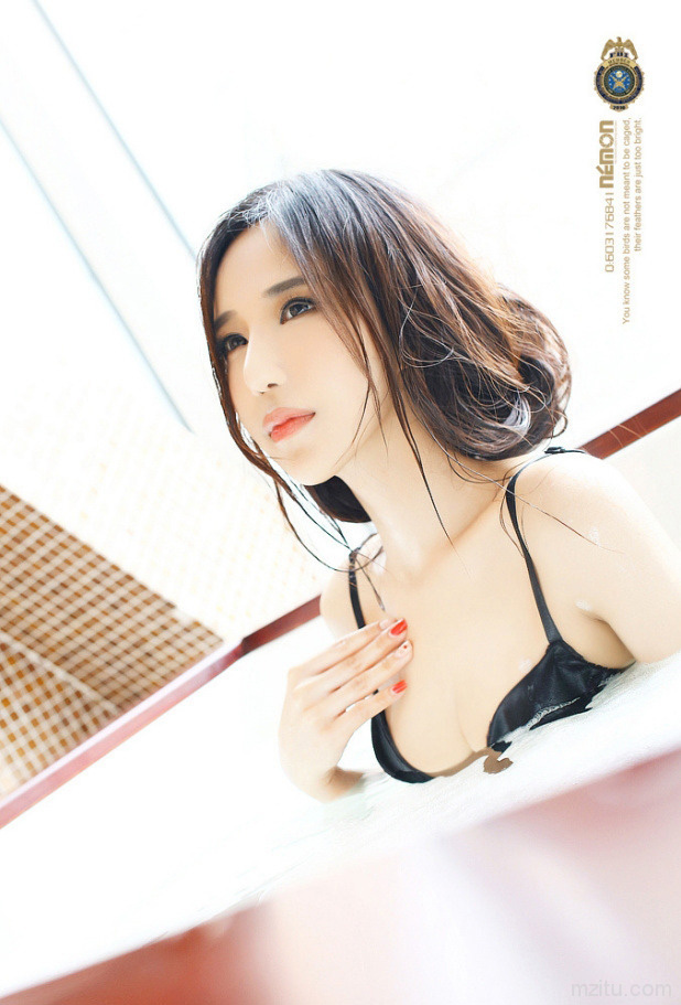 美女欢快秀美胸