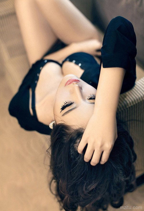 细腰丰乳尽显性感模特姿态