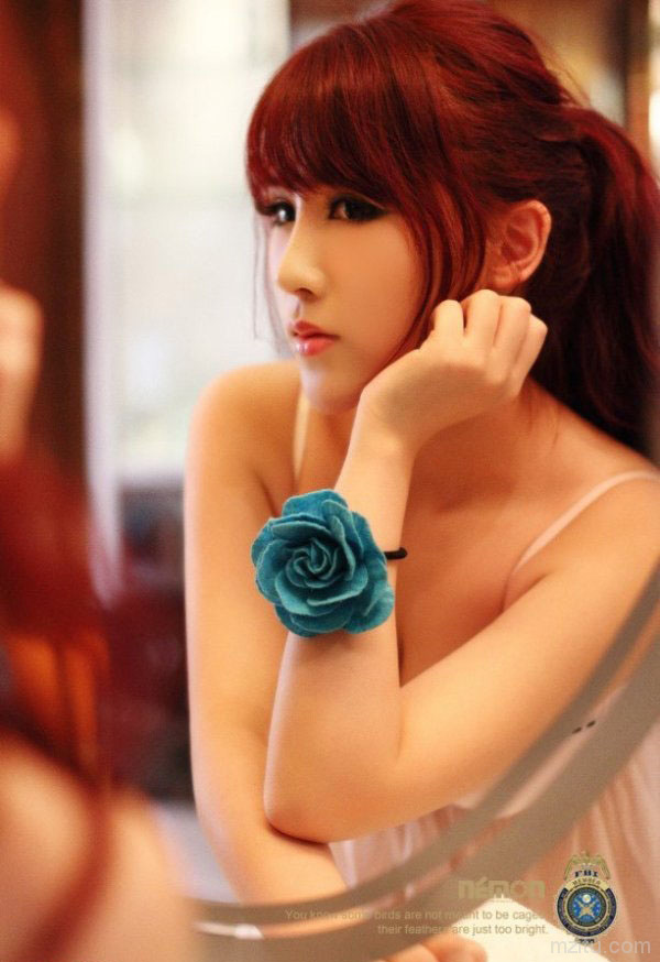 玫瑰浴缸里的性感模特