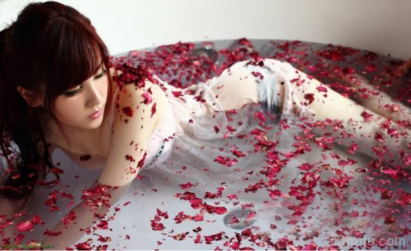 玫瑰浴缸里的性感模特