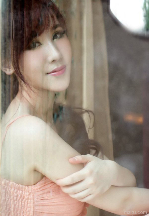 玫瑰浴缸里的性感模特