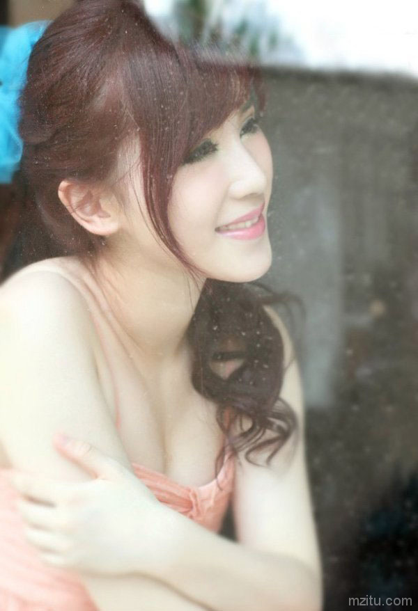 玫瑰浴缸里的性感模特