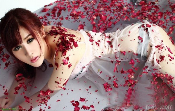 玫瑰浴缸里的性感模特