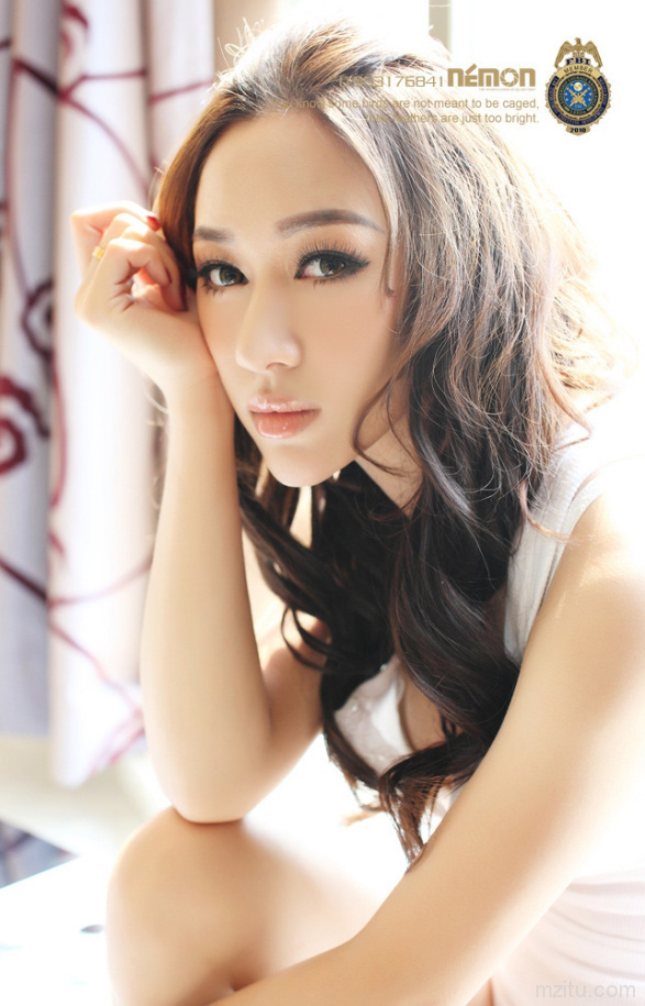 模特叶籽亿性感惹火的身材私房诱惑