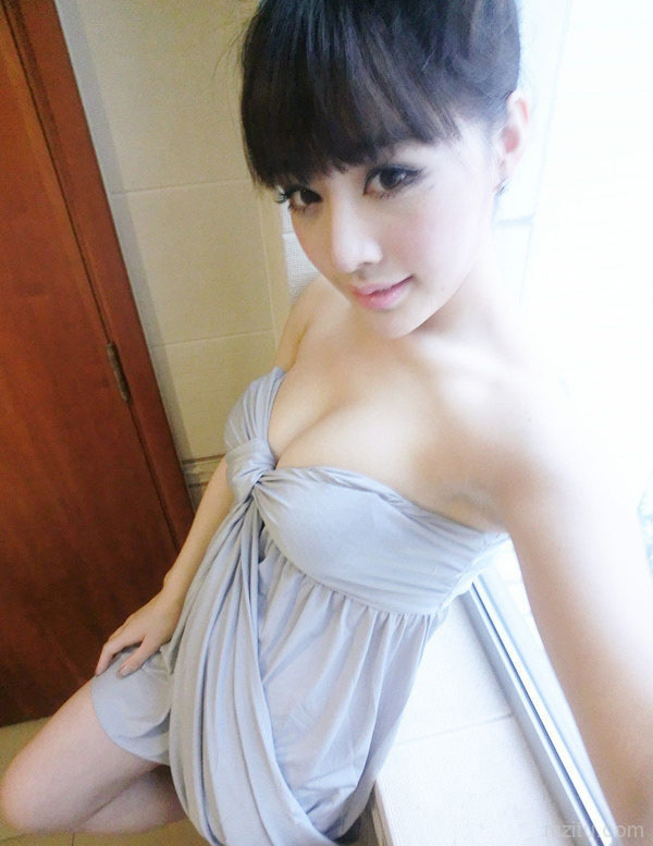 美女模特郭芸萌自拍狂秀性感巨乳