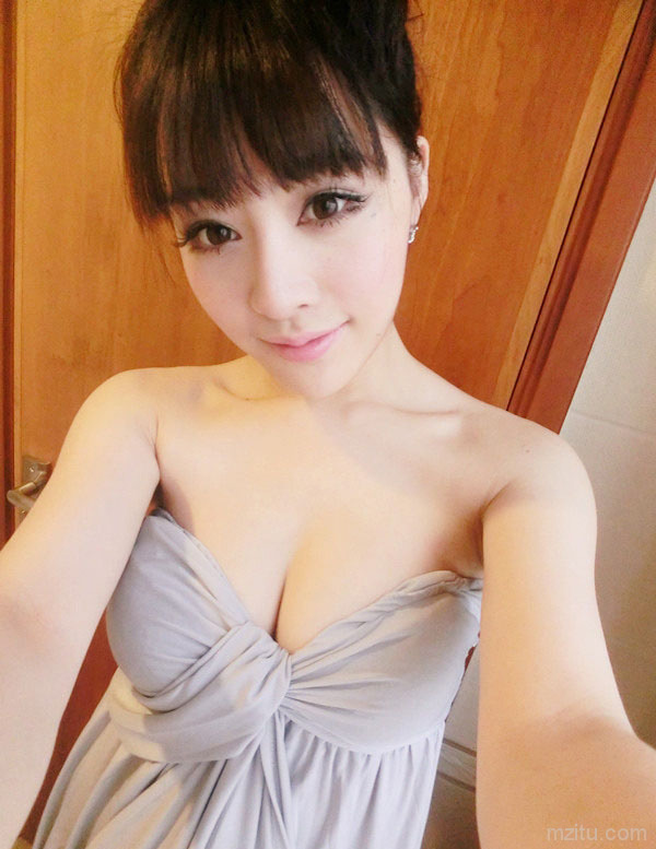 美女模特郭芸萌自拍狂秀性感巨乳