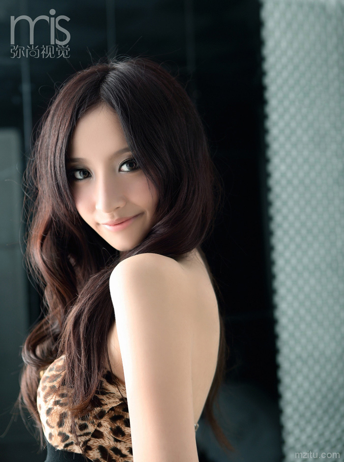 羞涩内敛的豹纹女郎王若涵