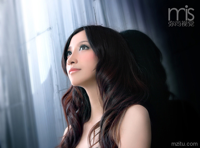 羞涩内敛的豹纹女郎王若涵